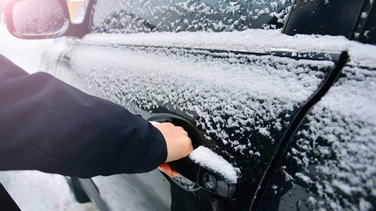 Простые способы открыть замерзший замок автомобиля