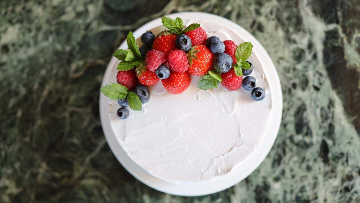 Как красиво украсить торт летними ягодами: идеи в фото