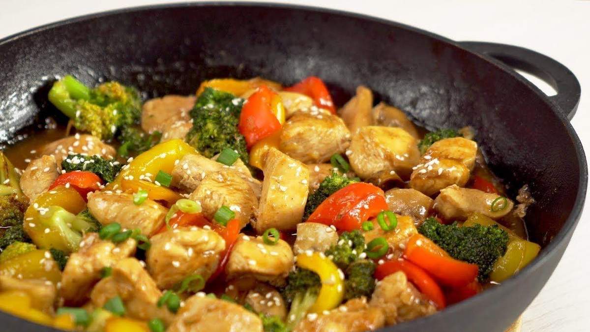 Что приготовить на ужин: рецепт куриного филе с орехами и овощами
