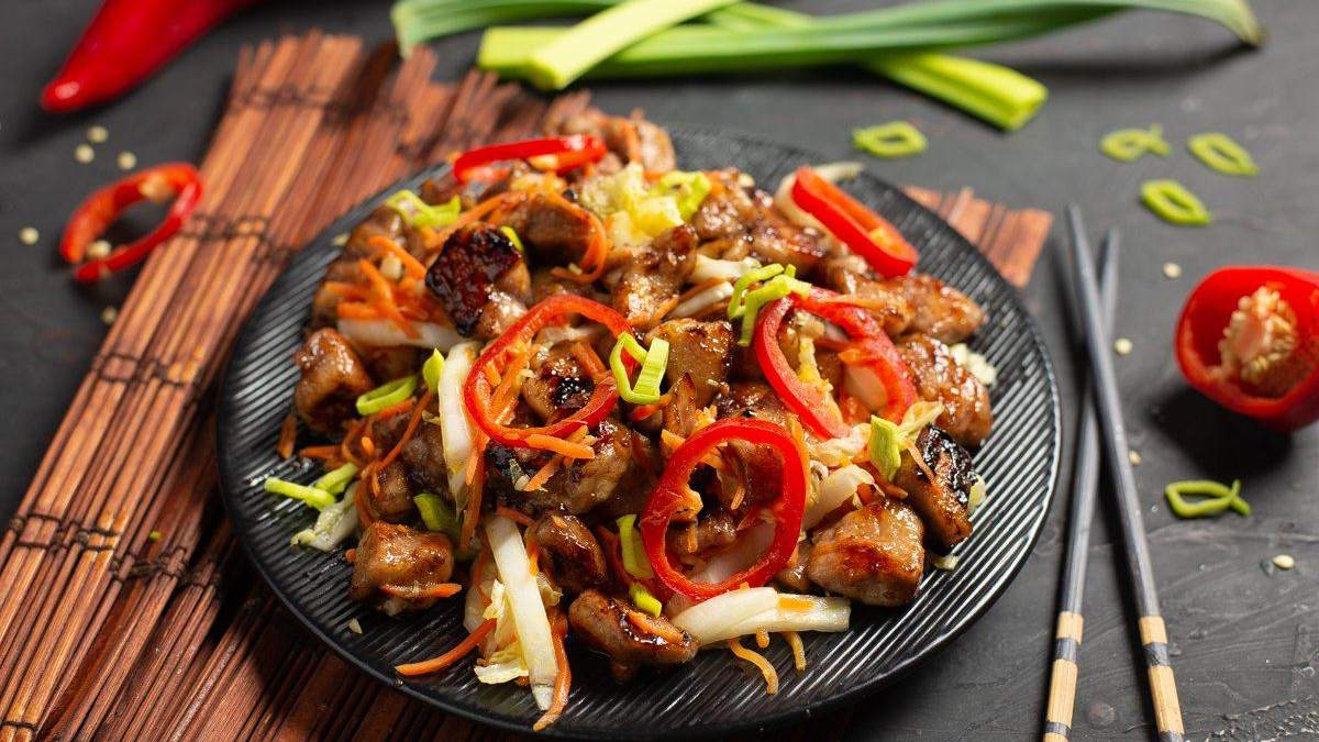 Худніть смачно: дієтичний рецепт теплого салату з курячим філе та овочами - Идеи
