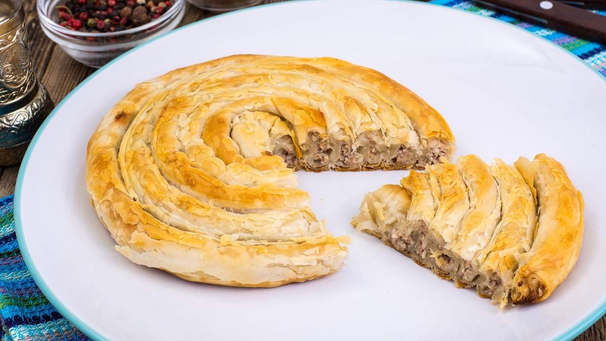 Бурек по-сербски: рецепт мясного пирога, который оценит даже самый требовательный гурман