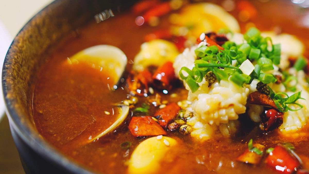 Как забрать лишний жир из супа или бульона: простой лайфхак, о котором большинство не знает