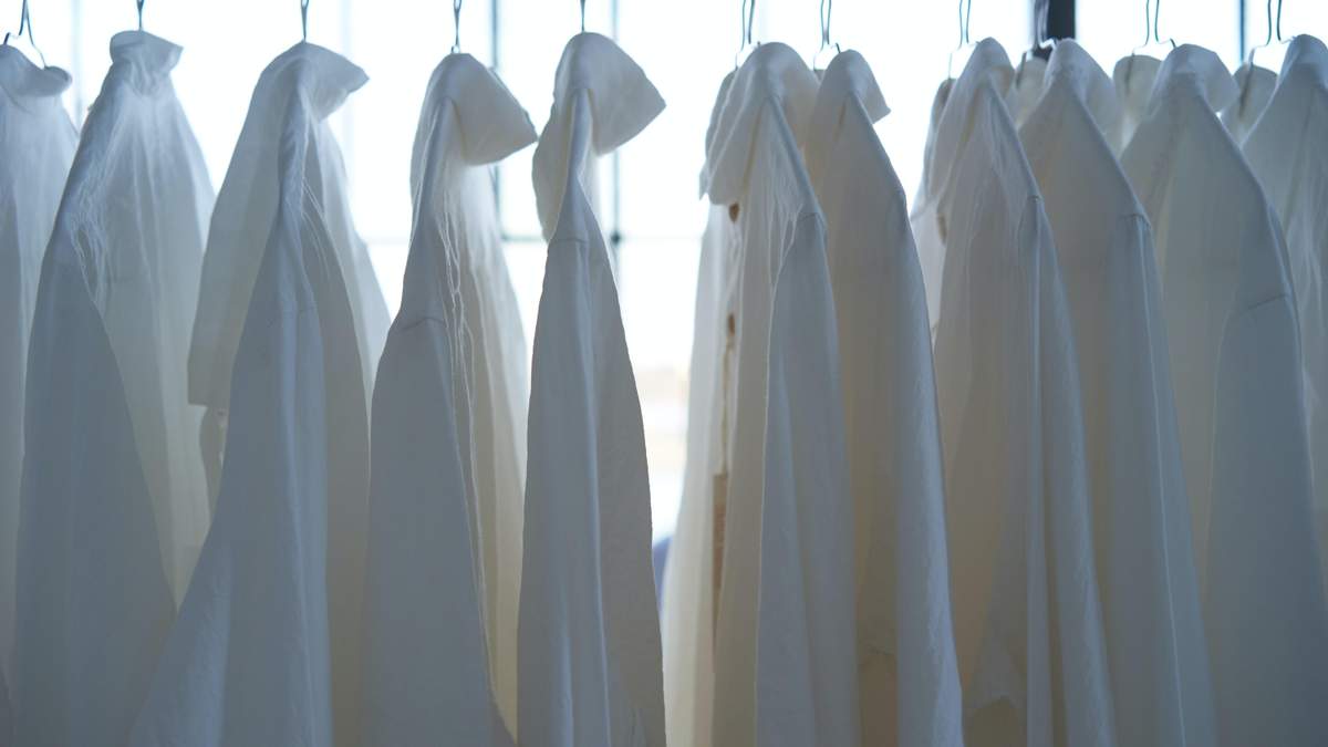 Зберегти білосніжність: як доглядати за білими сорочками, щоб вони служили довше - Ідеї