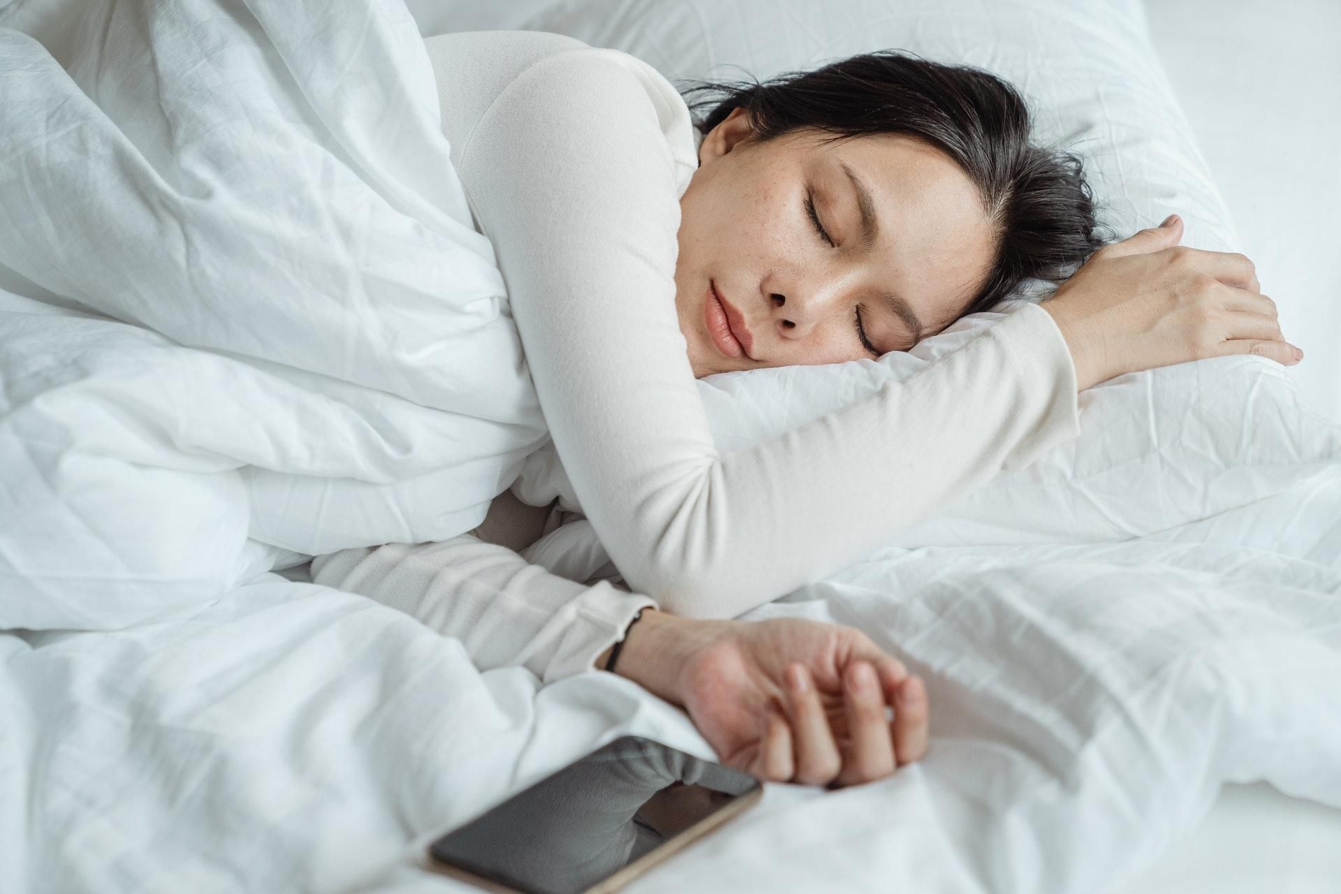 Чому треба засинати без гаджетів і як цьому навчитися: дієві поради