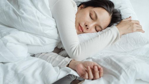 Почему надо засыпать без гаджетов и как этому научиться: действенные советы
