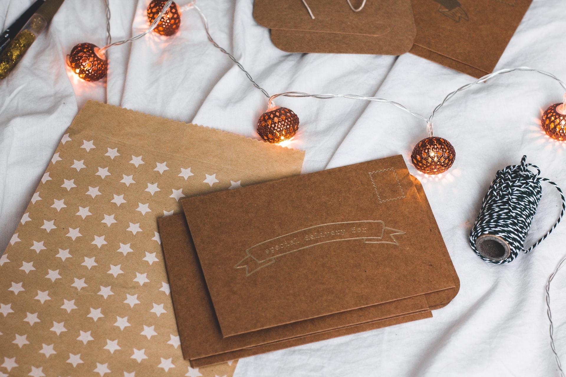 Как креативно запаковать новогодние подарки: красивые идеи с фото