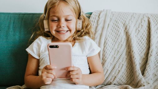 5 питань, які допоможуть зрозуміти, чи варто дарувати дитині смартфон