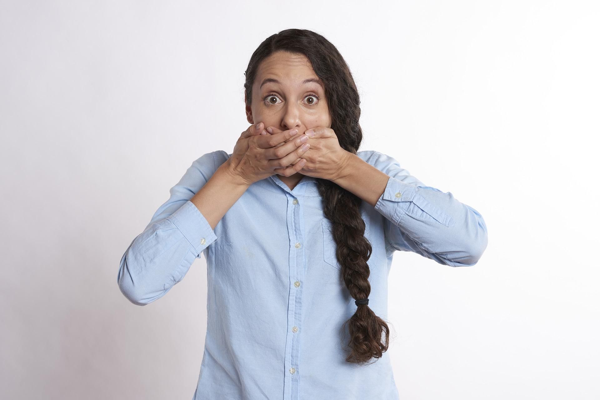 Язик – ворог твій: 10 ситуацій, коли краще промовчати