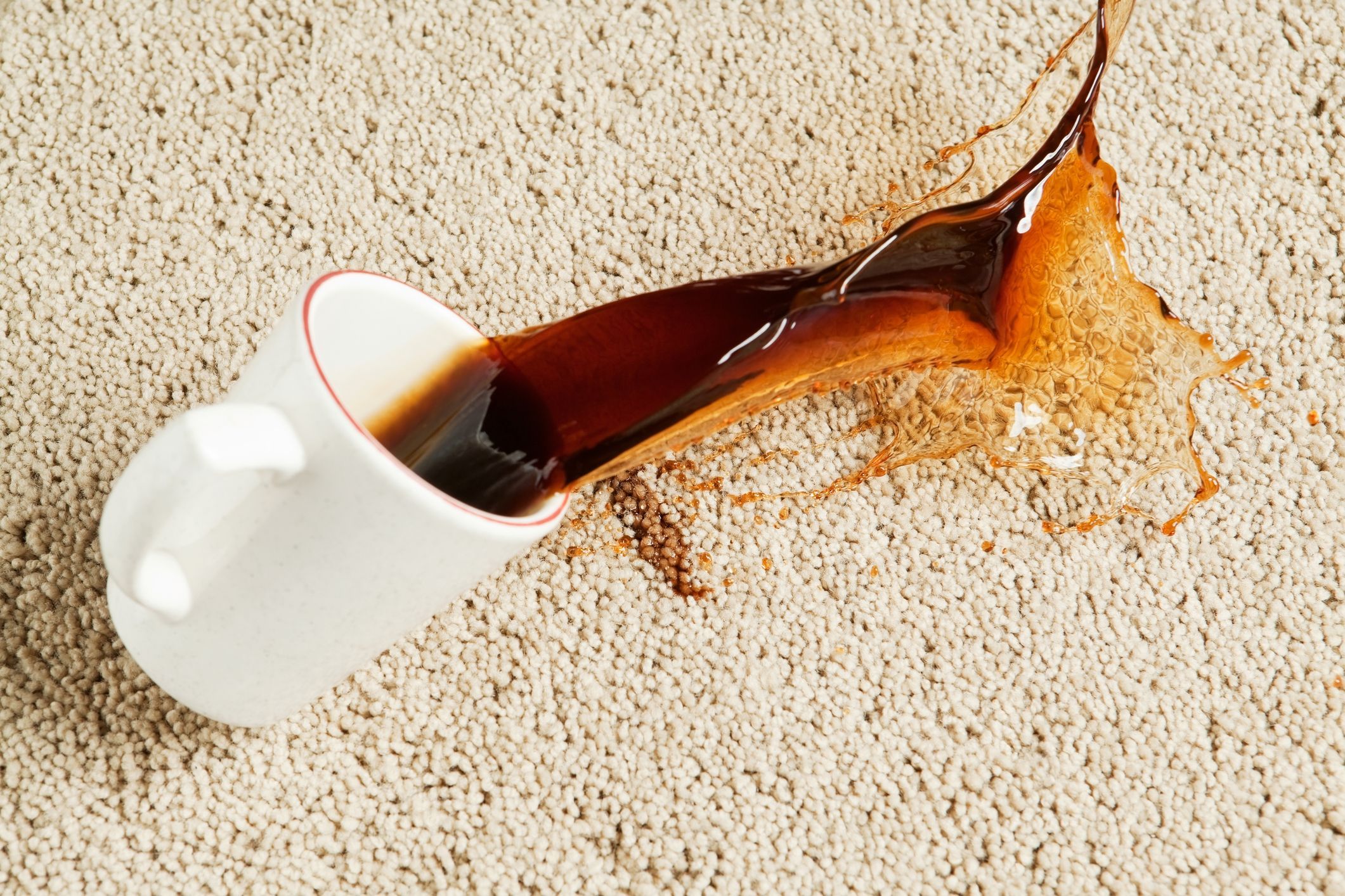Вывести пятна на ковре от кофе несложно