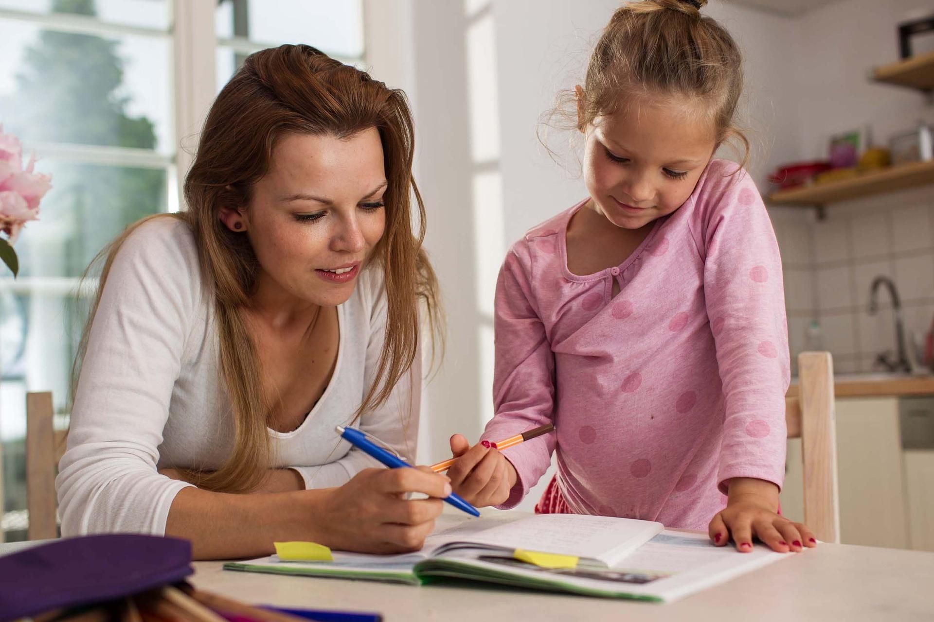 Як допомогти дитині швидше зробити уроки та зберегти собі нерви

