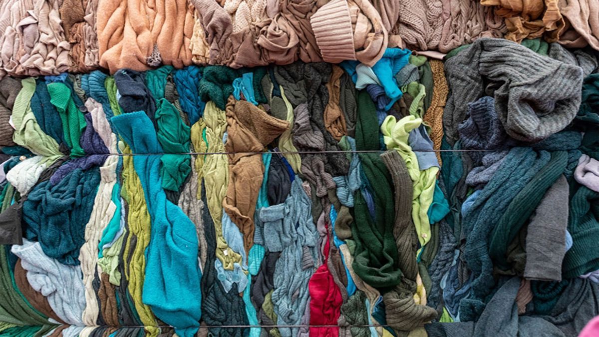 Альтернатива утилизации: как старую ветошь превращают в новую одежду – фото, видео