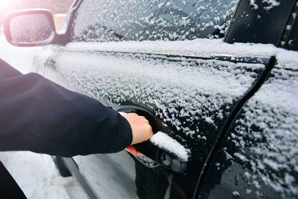Прості способи відімкнути замерзлий замок автомобіля