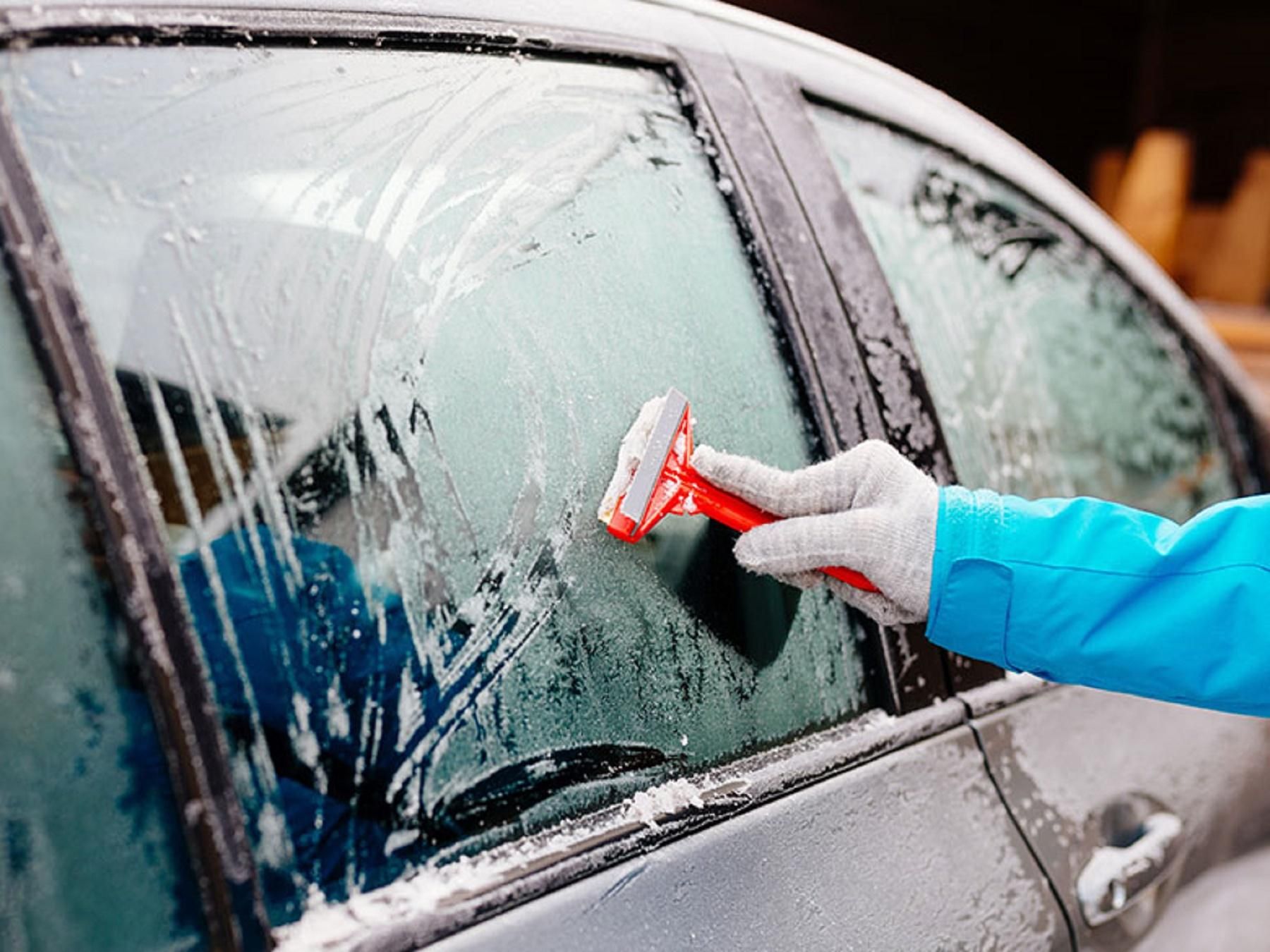 5 способів позбутися льоду на замерзлому автомобільному склі
