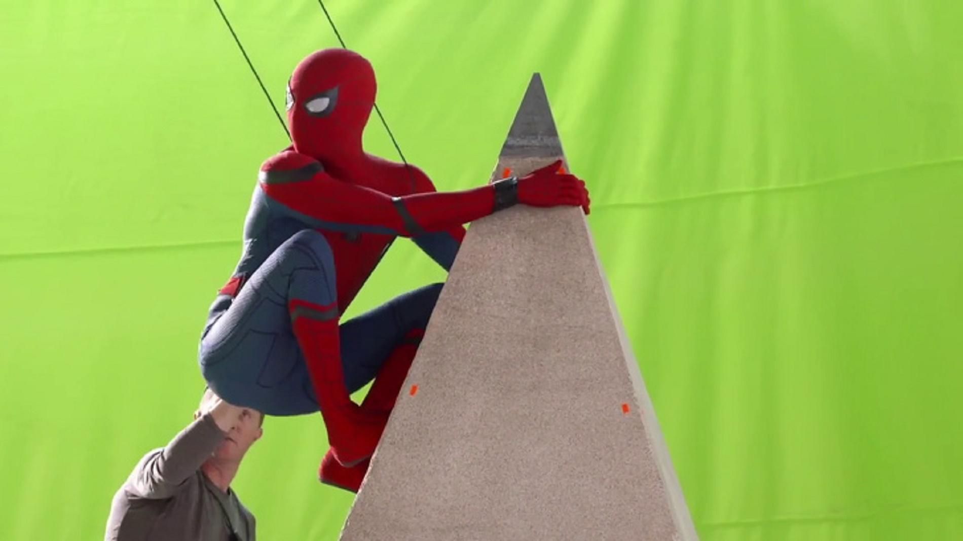 То, что осталось за кадром: 14 фото процесса съемок культовых фильмов
То, что осталось за кадром: 14 фото процесса съемок культовых фильмов