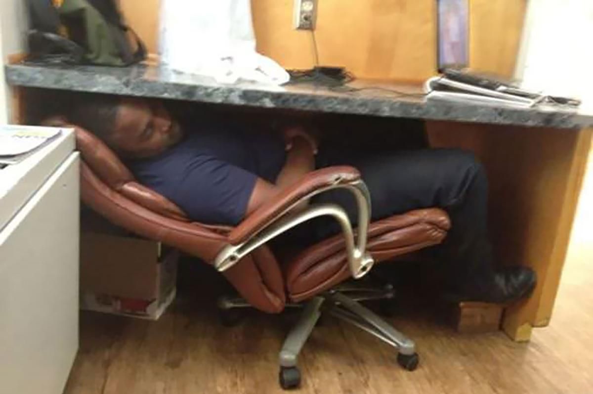 День сну: кумедні фотографії сплячих людей День сну: кумедні фотографії сплячих людей