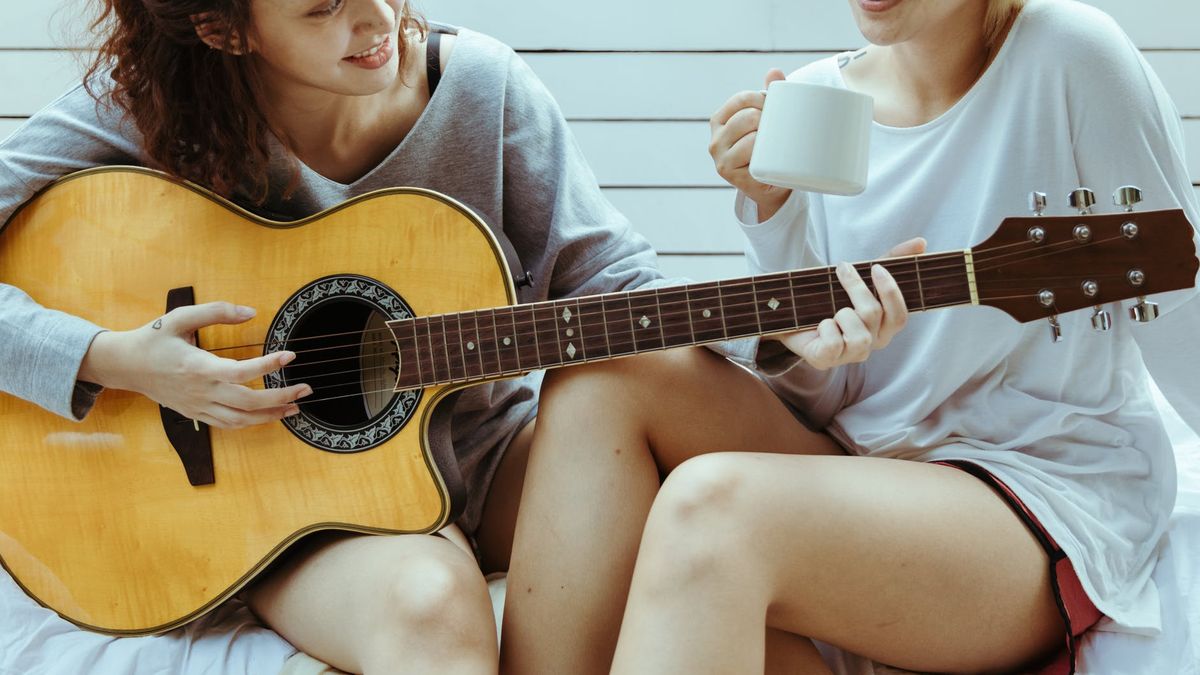 Як самостійно навчитися грати на гітарі в домашніх умовах: покрокова інструкція