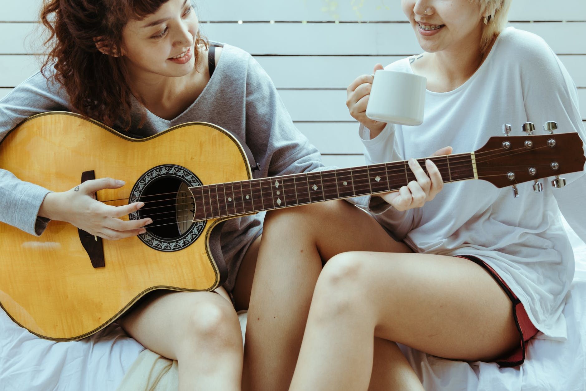 Как самостоятельно научится играть на гитаре в домашних условиях: пошаговая инструкция