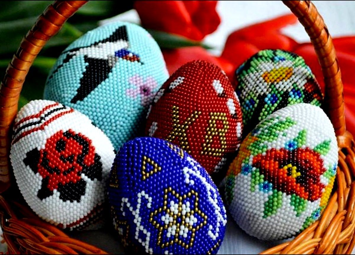 Великодні яйця, прикрашені бісером Великодні яйця, прикрашені бісером