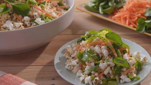 Салат із попкорном: божевільний рецепт, який спантеличив кулінарів