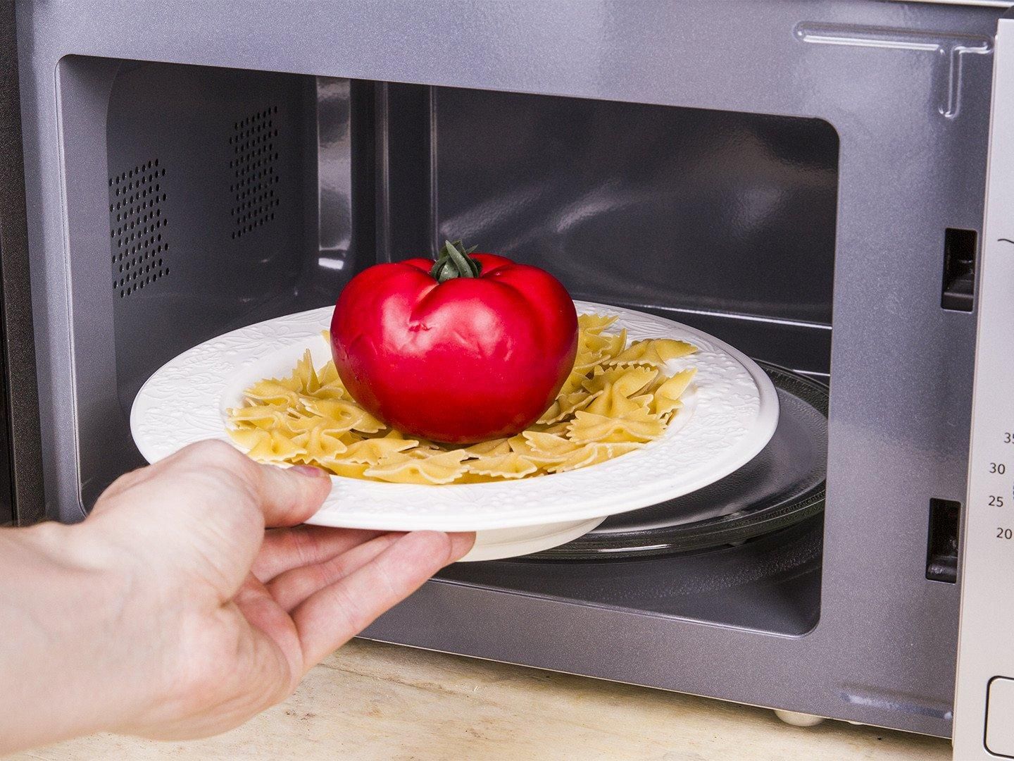 Посуд та продукти, які не можна нагрівати у  мікрохвильовці