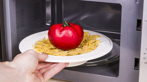 Позаботьтесь о безопасности и здоровье: посуда и еда, которые нельзя нагревать в микроволновке