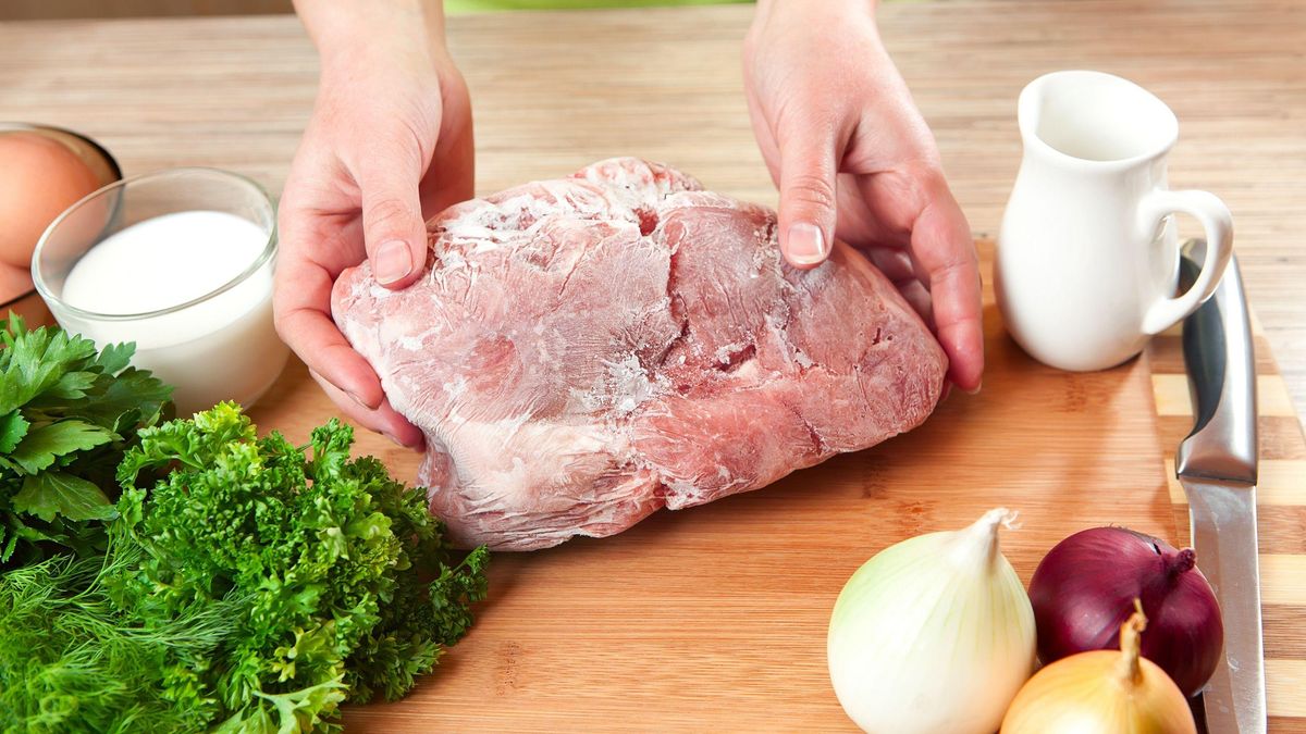 Простий спосіб швидко розморозити м'ясо