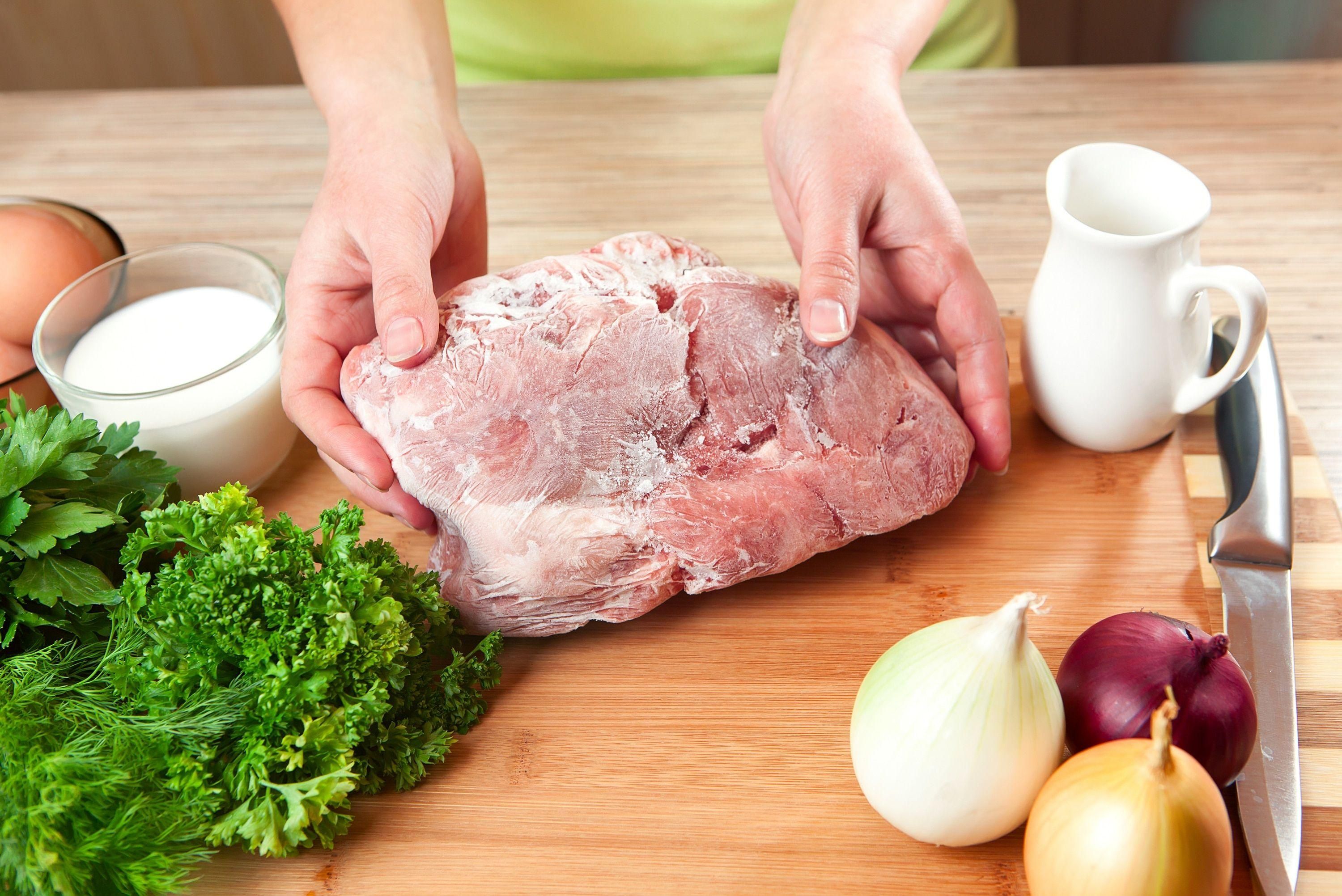 Простий спосіб швидко розморозити м'ясо