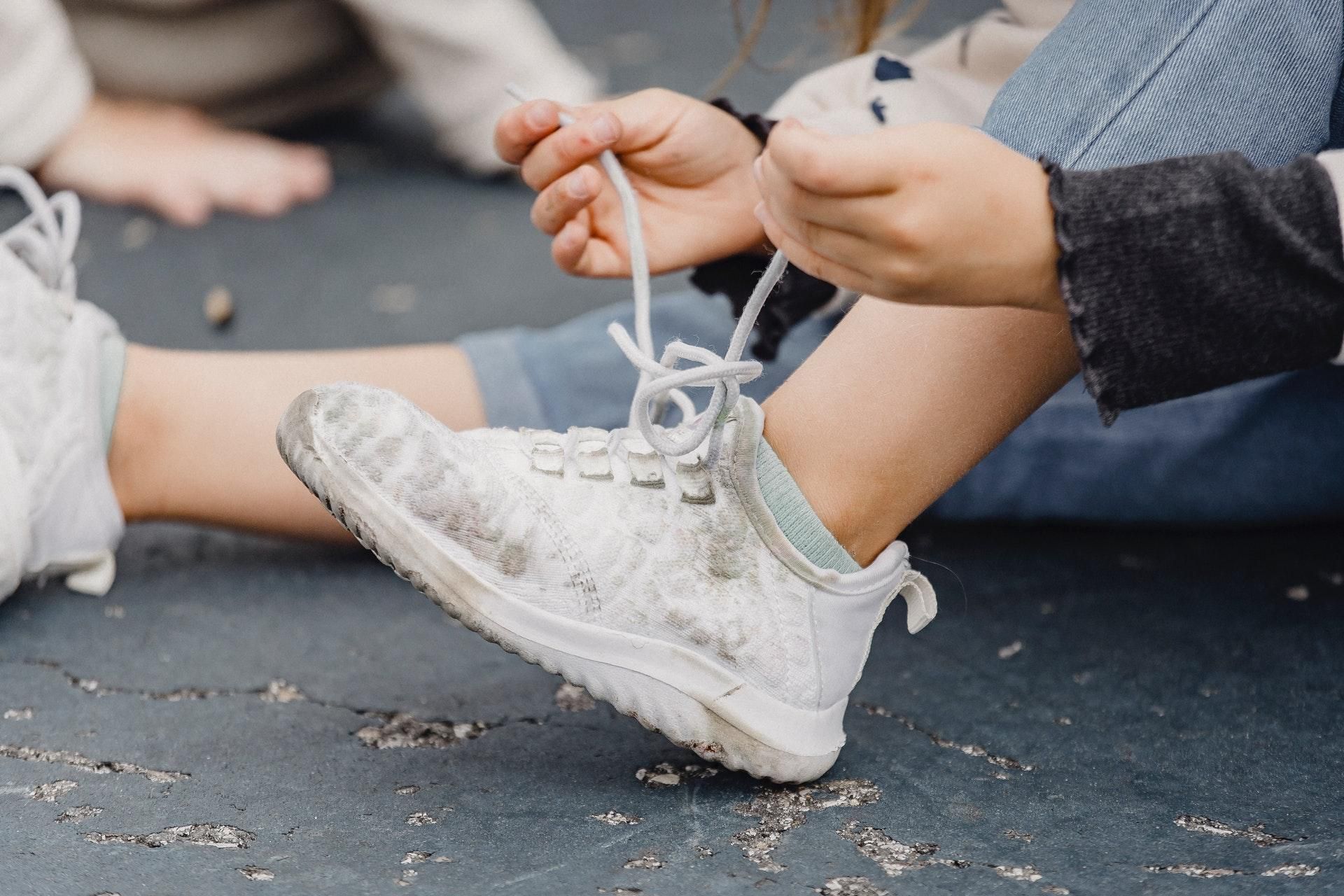 Як почистити білі кросівки в домашніх умовах: ефективні поради, які точно стануть у пригоді
