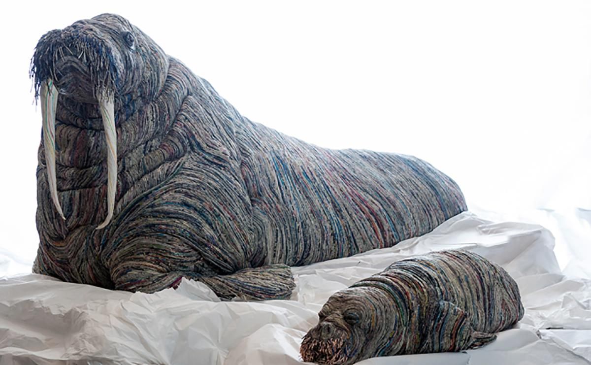 Художница делает скульптуры животных из газет