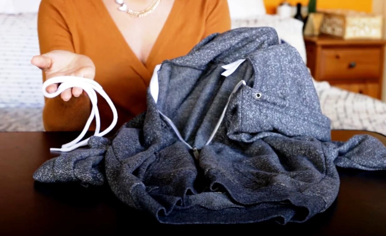 Простий спосіб затягти шнурок в одяг
