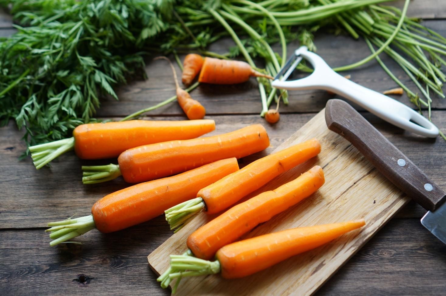 Простий спосіб швидко почистити моркву