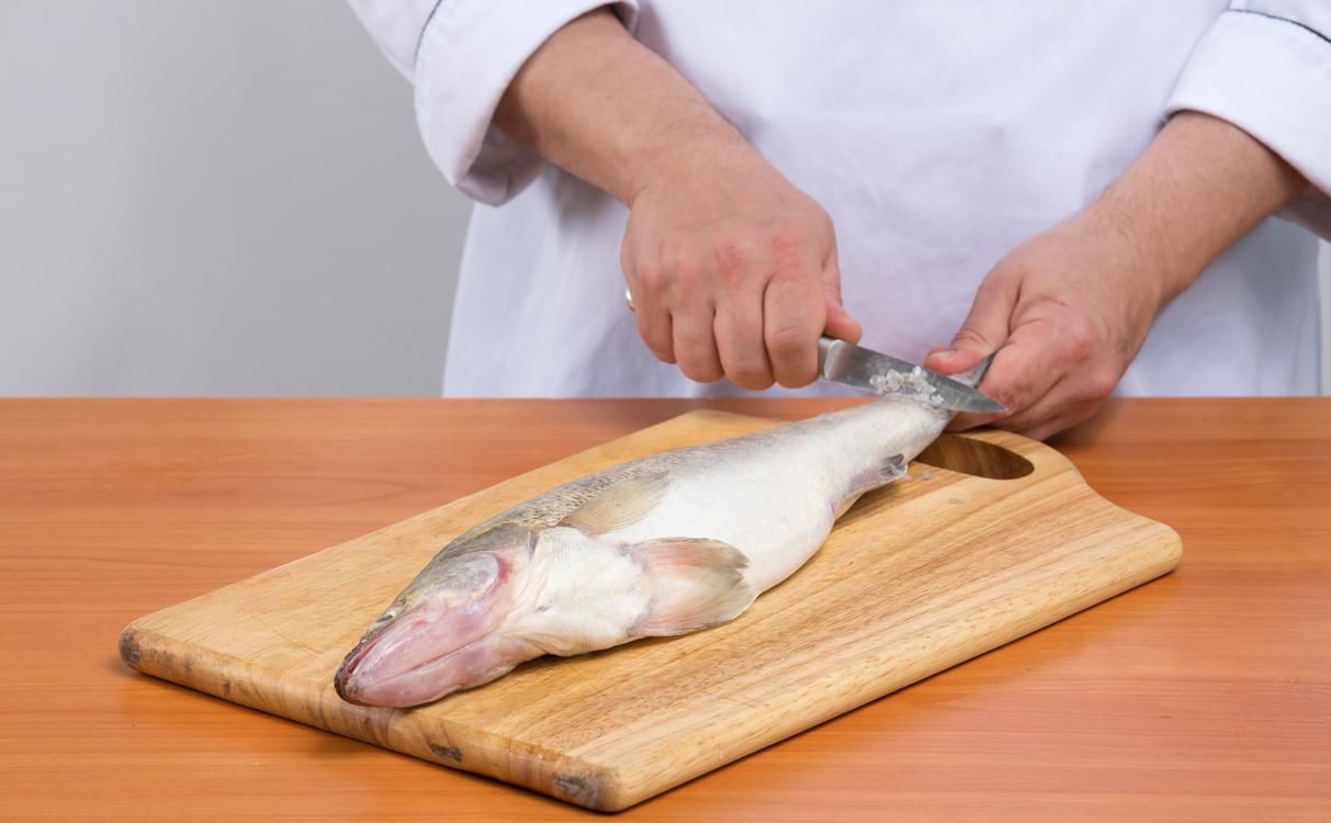 Как быстро снять с рыбы чешую: проверенные способы, которые облегчат вам жизнь