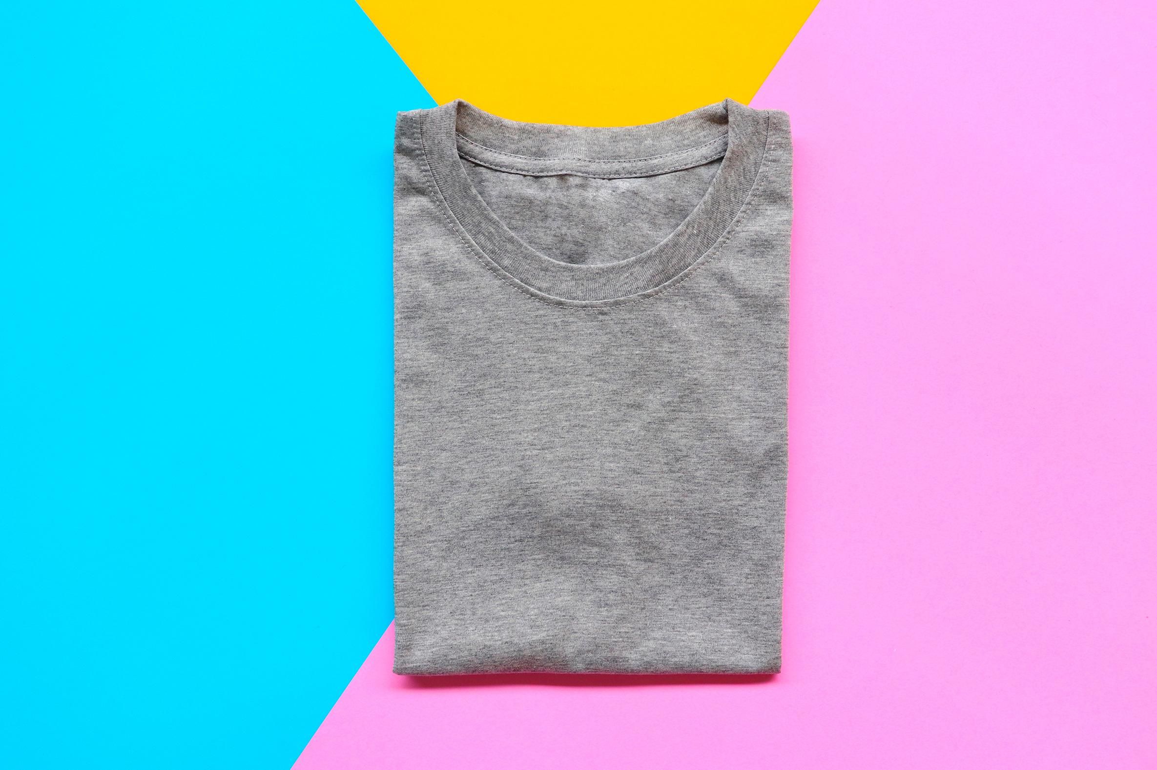 Простий спосіб швидко скласти футболку Простий спосіб швидко скласти футболку