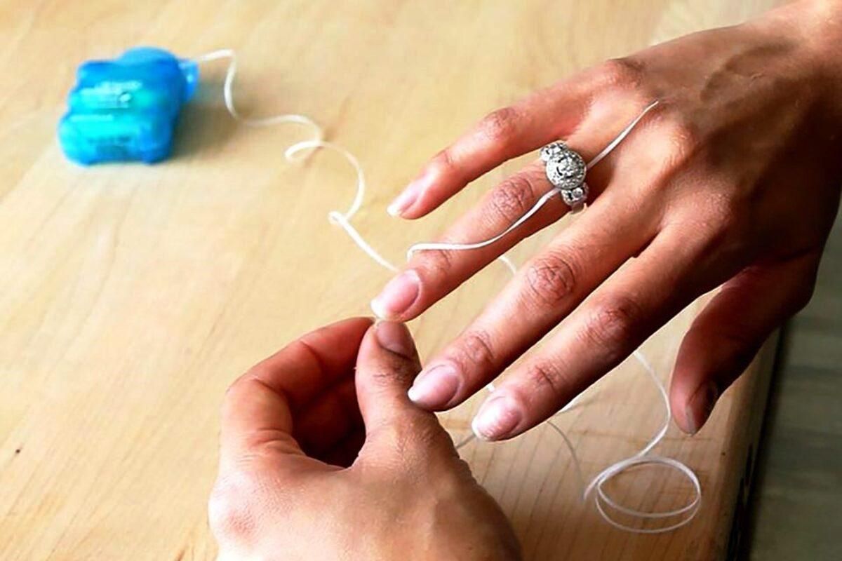 Простой способ снять кольцо с опухшего пальца