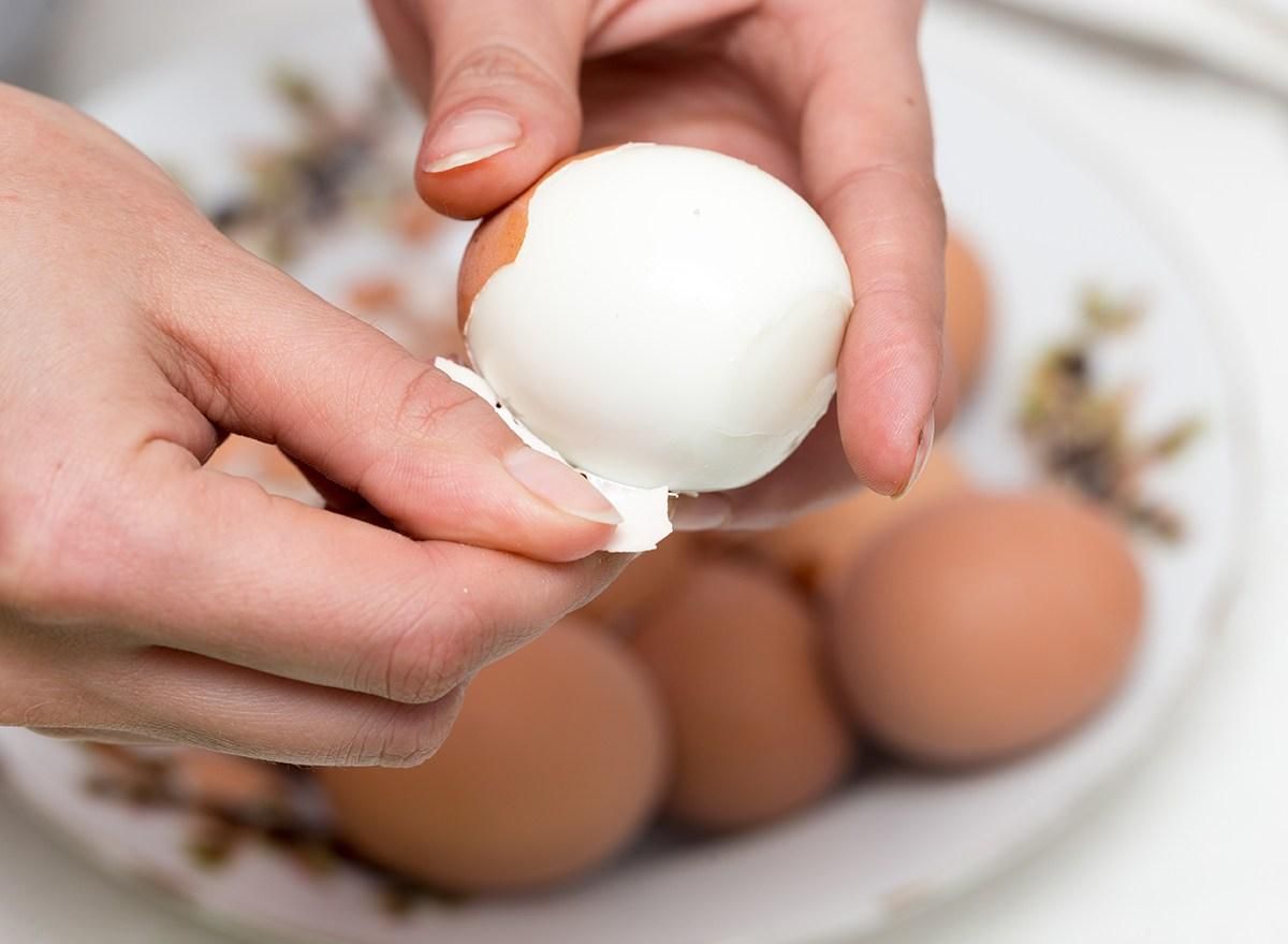 Класні способи швидко почистити варене яйце