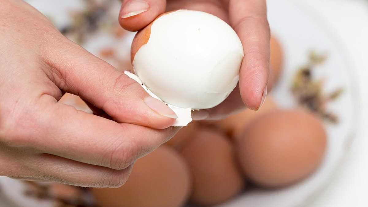 Как очистить быстро яйцо