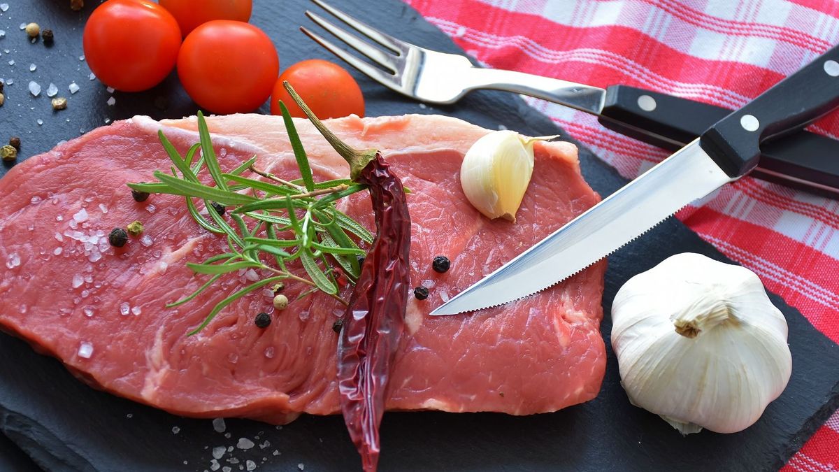 Как размягчить жесткое и не очень свежее мясо: 3 действенных способа
