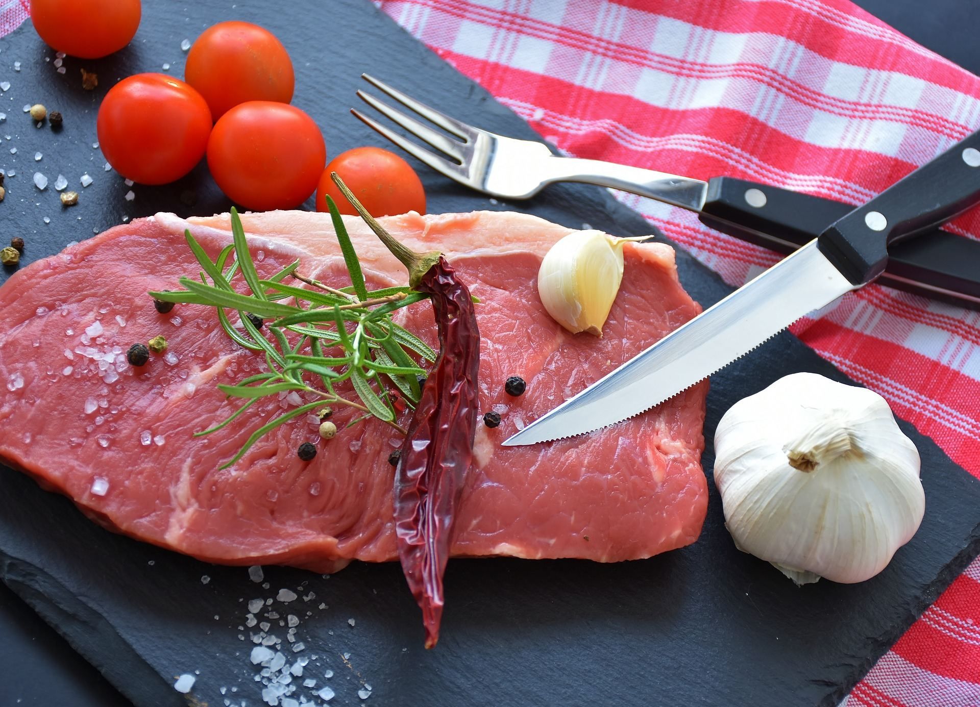 Как размягчить жесткое и не очень свежее мясо: 3 действенных способа
