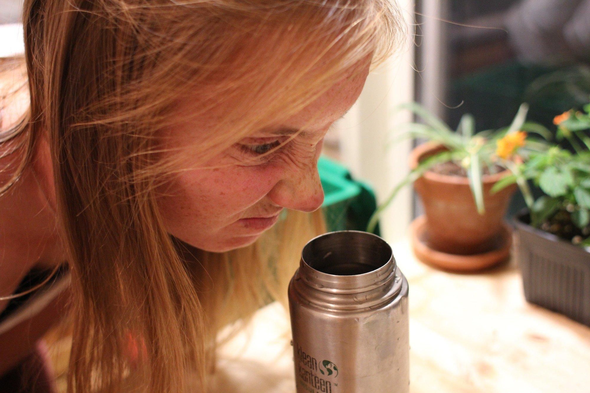 Простой способ быстро помыть бутылку с узким горлом Простой способ быстро помыть бутылку с узким горлом