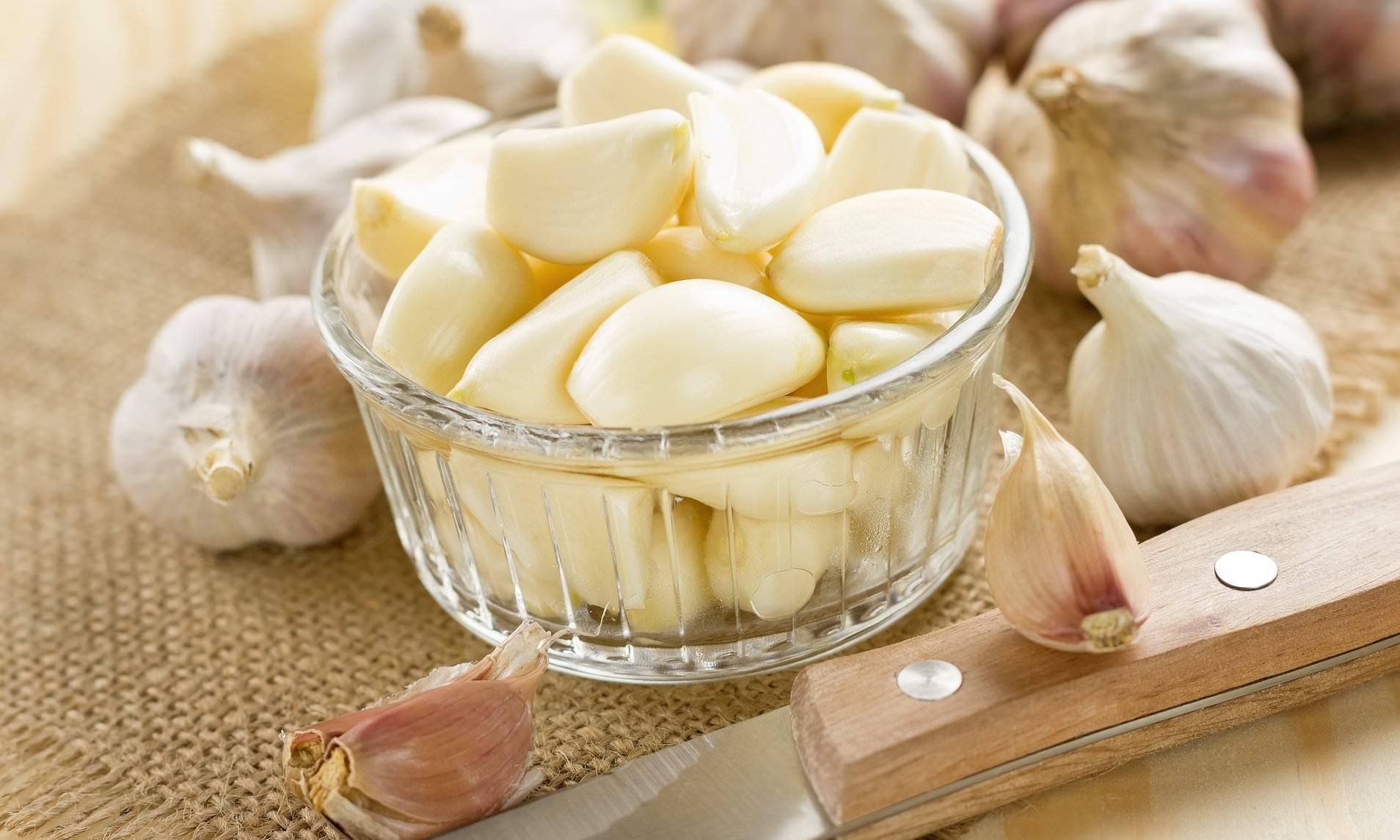 Простой способ быстро почистить чеснок Простой способ быстро почистить чеснок