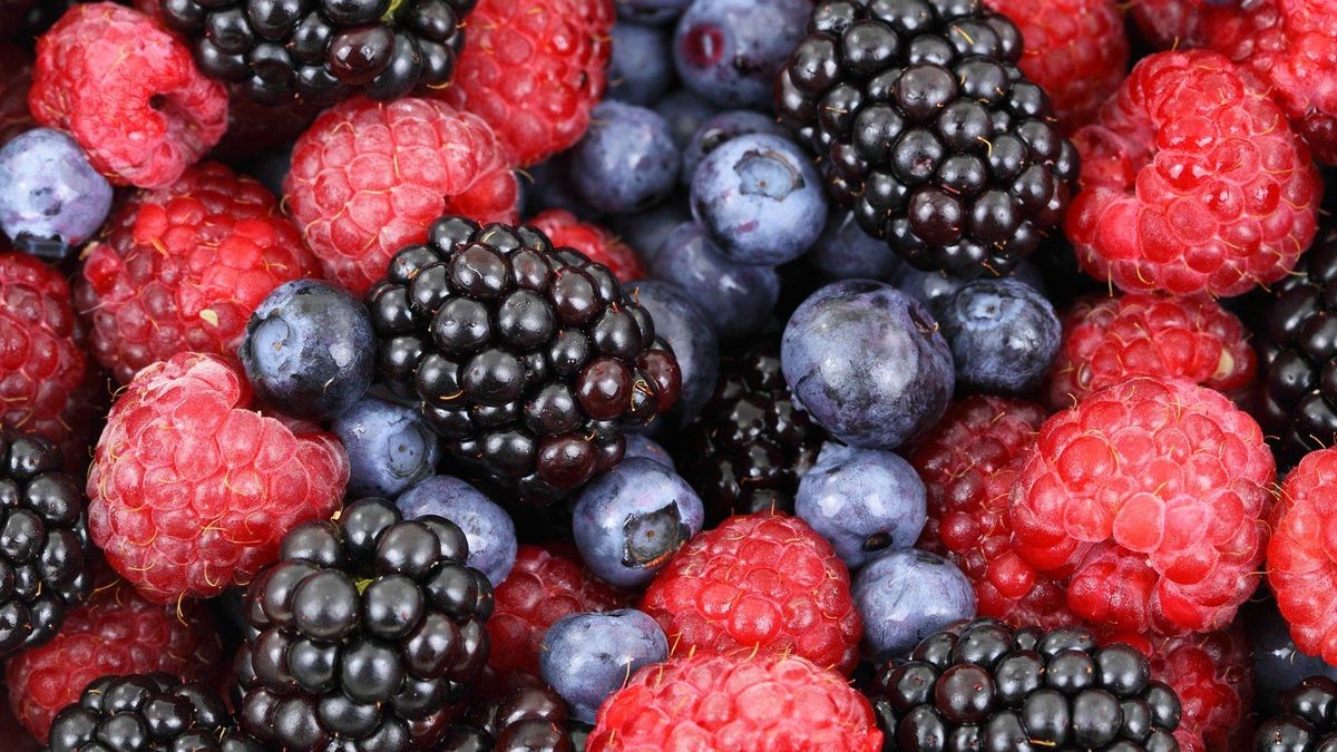 Літні вітаміни на зиму: як правильно заморозити ягоди та фрукти
