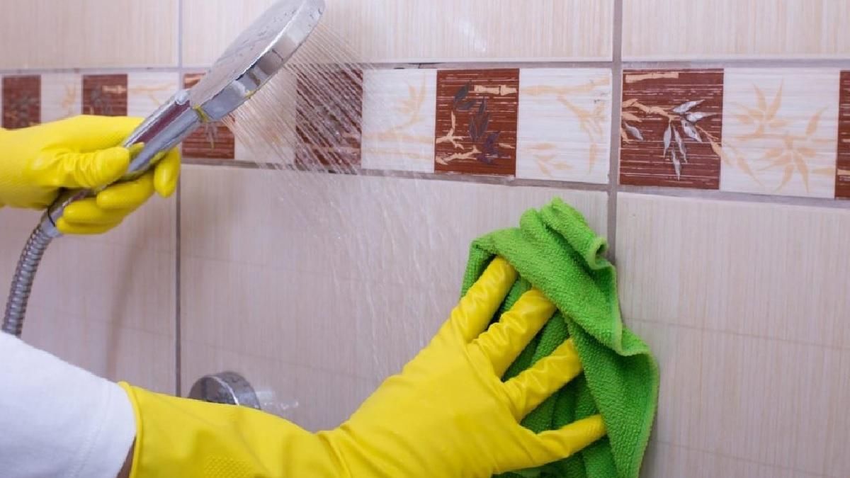 Як почистити плитку у ванній кімнаті до блиску: дієві поради, які збережуть ваші нерви