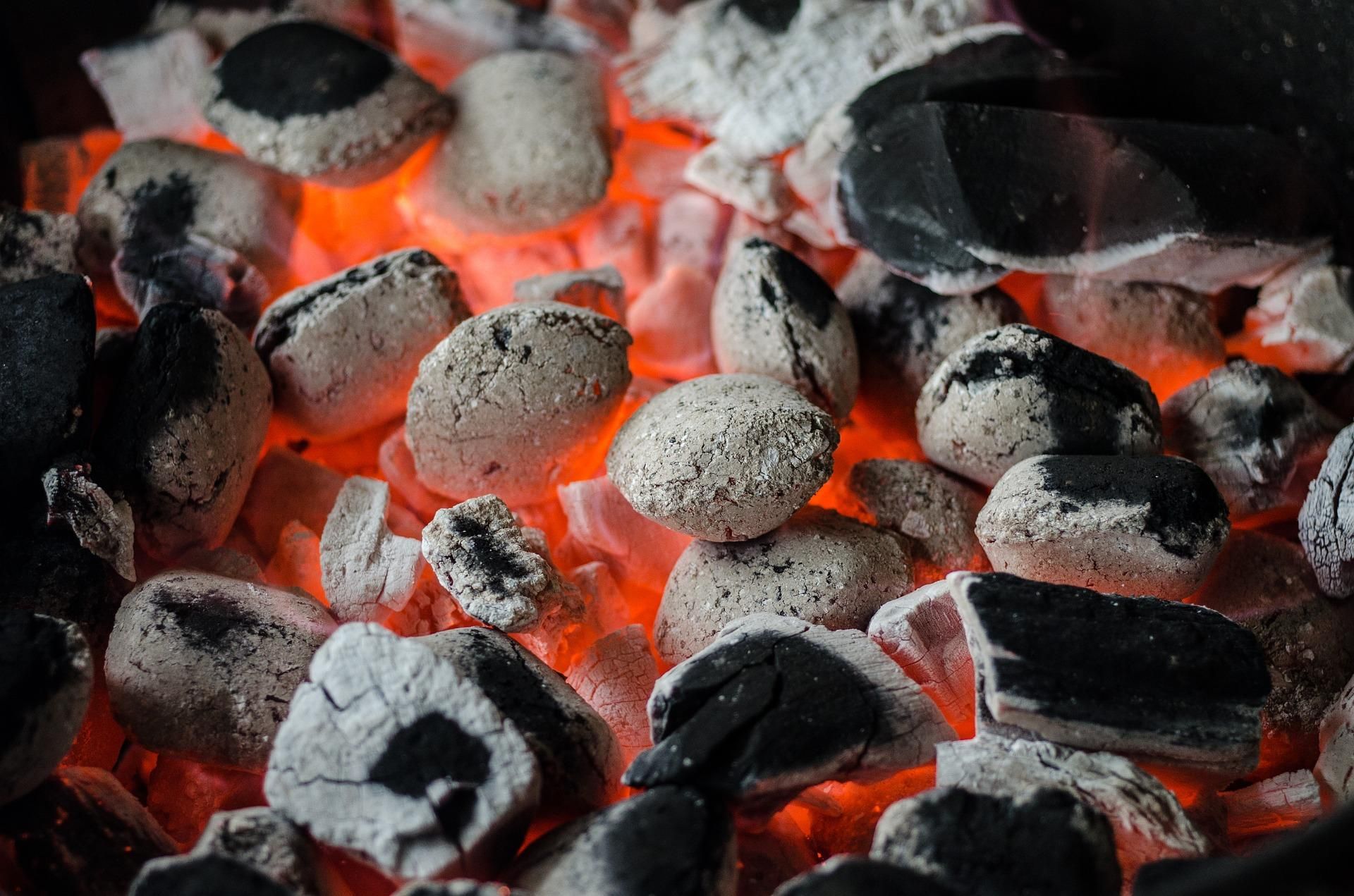 Візьміть пляшку та газету: найлегший спосіб розпалити вугілля в мангалі
