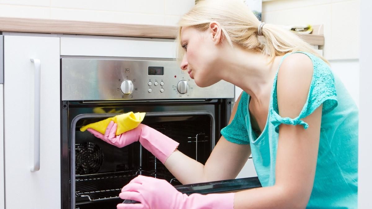 Як відчистити духовку від застарілого бруду: прості та дієві способи