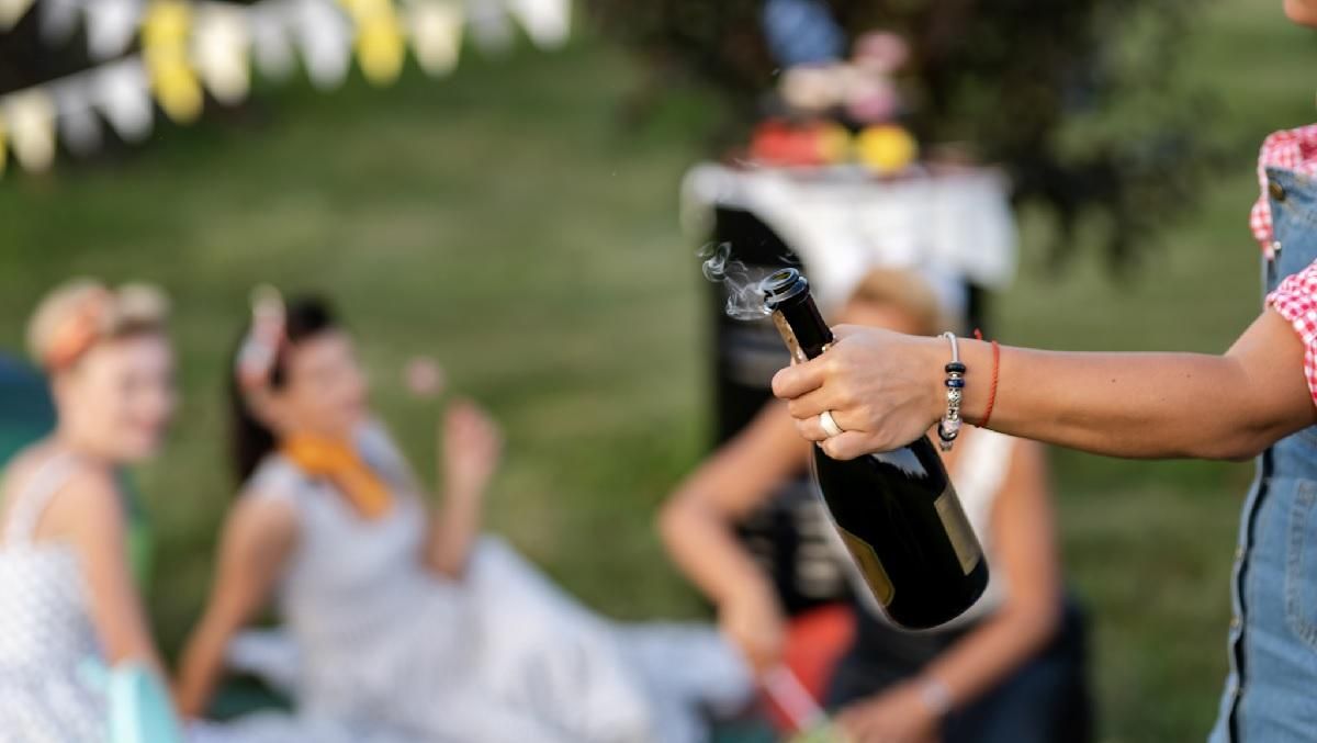 Відкрийте шампанське професійно: як правильно відкоркувати пляшку ігристого