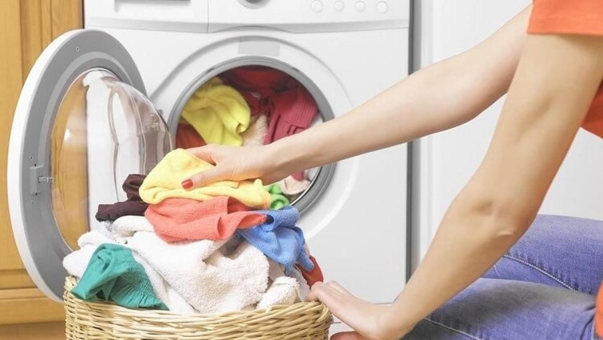 Как уберечь одежду от неудачной стирки: ошибки, которые пора уже перестать совершать