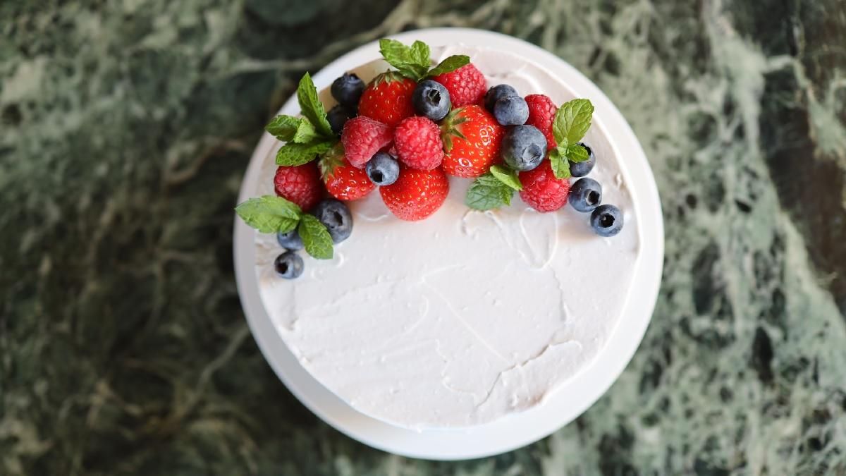 Як гарно прикрасити торт літніми ягодами: ідеї у фото 