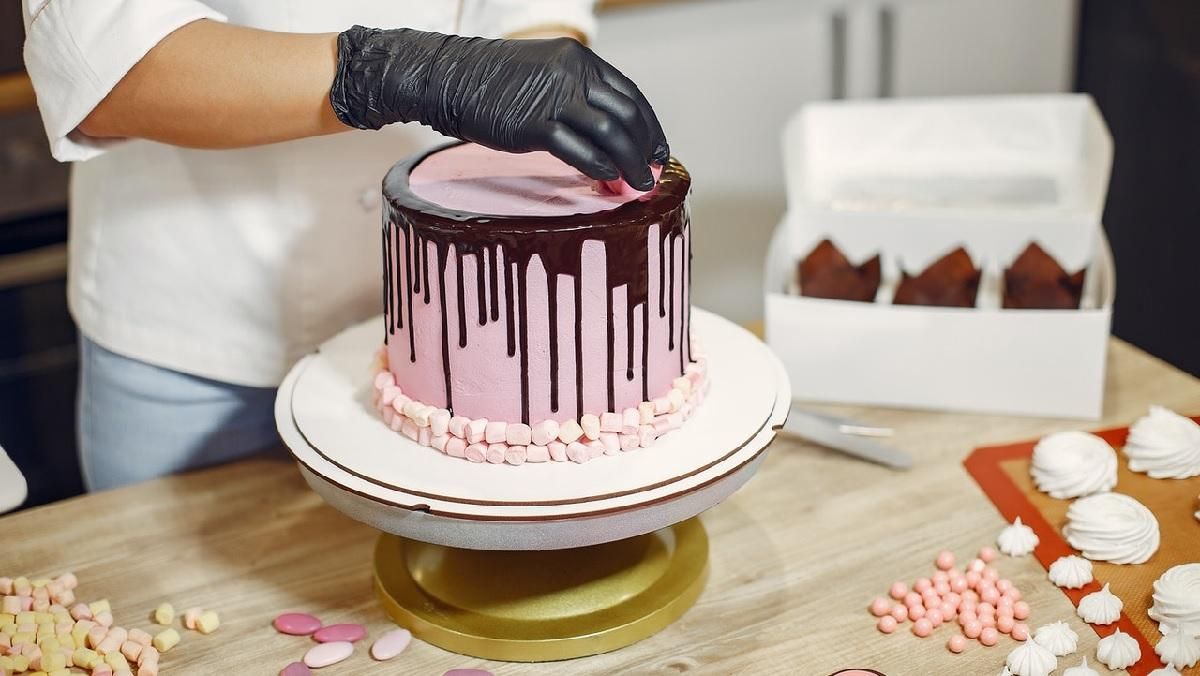 Як прикрасити торт печивом і батончиками