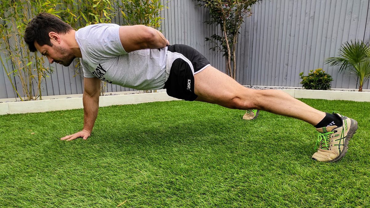 Нестандартні віджимання для сильних рук: 6 вправ, які можна виконувати будь-де – відео - Ідеї Нестандартні віджимання для сильних рук: 6 вправ, які можна виконувати будь-де – відео - Ідеї