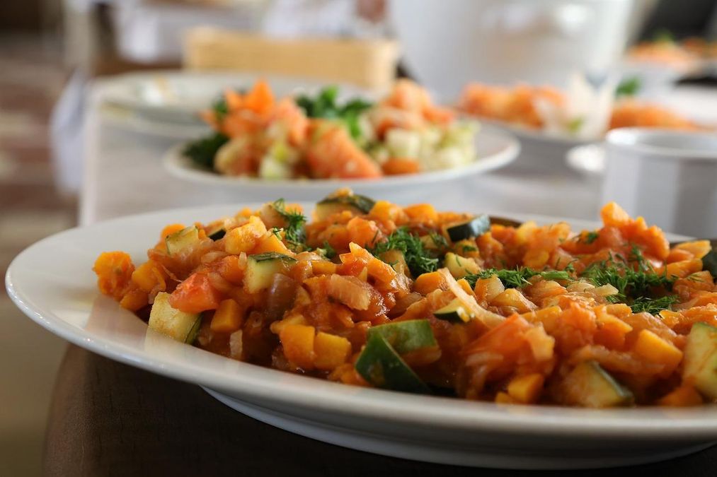 Что приготовить на ужин: вкусная курица на овощной подушке